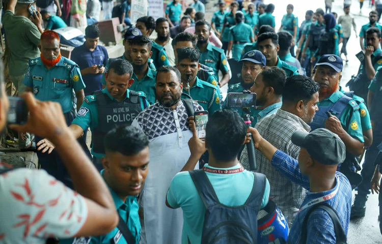 এর আগে, সকাল থেকে চাকরিচ্যুত বিডিআর সদস্যরা শাহবাগ মোড়ে জড়ো হয়ে যমুনার সামনে শান্তিপূর্ণ অবস্থান কর্মসূচির উদ্দেশ্যে রওনা দেন। বেলা পৌনে ১২টার দিকে মিছিলটি কাকরাইল মসজিদের সামনে পৌঁছালে পুলিশ তাদের পথ রোধ করে।