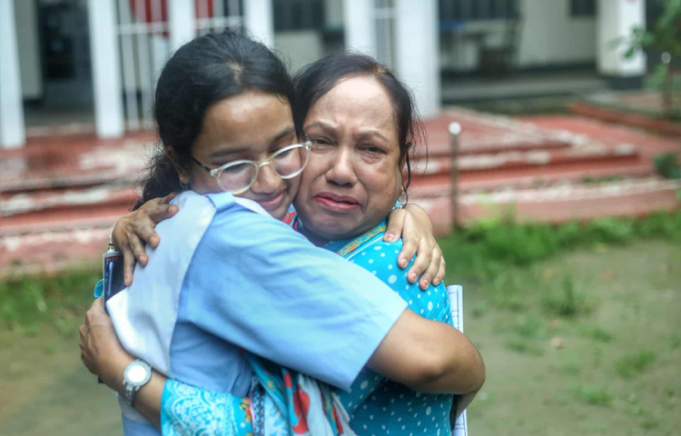 এসএসসি পরীক্ষার ফলাফল পাওয়া মাত্রই মাকে জড়িয়ে ধরে আবেগে আপ্লুত হয়ে পড়লেন ভিকারুননিসা নূন স্কুল অ্যান্ড কলেজের শিক্ষার্থী ফাতেমা তাসনিম।