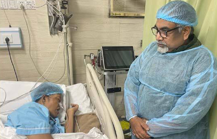 বরেণ্য লালনশিল্পী ফরিদা পারভীনের শারীরিক অসুস্থতার খোঁজ নিয়েছেন বিএনপি চেয়ারপারসন ও সাবেক প্রধানমন্ত্রী বেগম খালেদা জিয়া। খবর নিতে হাসপাতালে প্রতিনিধি পাঠিয়েছিলেন তিনি। বিএনপির মিডিয়া সেলের সদস্য শায়রুল কবির খান এ তথ্য জানান। ছবি: জাগো নিউজ