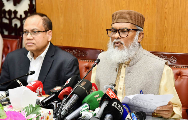 ধর্ম উপদেষ্টা ড. আ ফ ম খালিদ হোসেন আজ মন্ত্রণালয়ের সম্মেলনকক্ষে এ বছরের হজ ব্যবস্থাপনা বিষয়ে সাংবাদিকদের ব্রিফ করেন। ছবি: পিআইডি