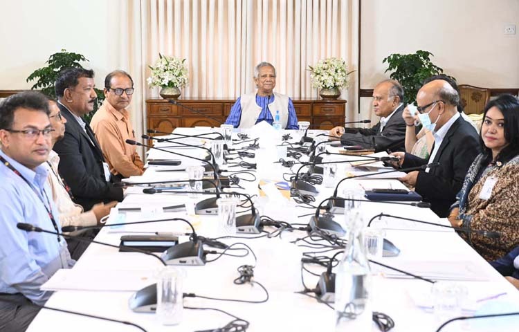 প্রধান উপদেষ্টা প্রফেসর মুহাম্মদ ইউনূস গতকাল ঢাকায় রাষ্ট্রীয় অতিথি ভবন যমুনায় প্রাথমিক ও গণশিক্ষা মন্ত্রণালয়ের এক সভায় সভাপতিত্ব করেন। ছবি: পিআইডি