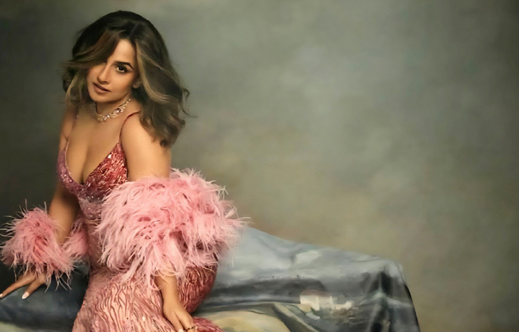 ‘পিকক ম্যাগাজিন’ যখন লিখেছে, ‘নারীদের গল্প বদলাচ্ছে’ তখন বিদ্যার ছবিই তার প্রমাণ। বিনোদনের দুনিয়ায় যেখানে পুরুষতান্ত্রিক ছায়া দীর্ঘকাল ধরে বিদ্যমান, সেখানে বিদ্যা বালান নিজের গল্প নিজেই লিখেছেন। তিনি একা হাতে দেখিয়েছেন, কেবল নারীকেন্দ্রিক কাহিনী দিয়েও পর্দা মাতিয়ে রাখা সম্ভব।