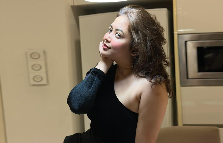 চুল ছিল ছেড়ে রাখা, একেবারে স্বাভাবিক ভঙ্গিতে। মেকআপে ছিল না বাড়াবাড়ি; বরং তার স্বাভাবিক সৌন্দর্যকে সামনে আনতেই জোর ছিল গোলাপি টোনে-হালকা ব্লাশ আর ঠোঁটে হালকা লিপ কালার, যা পুরো লুকের সঙ্গে দারুণভাবে মানিয়ে গেছে।