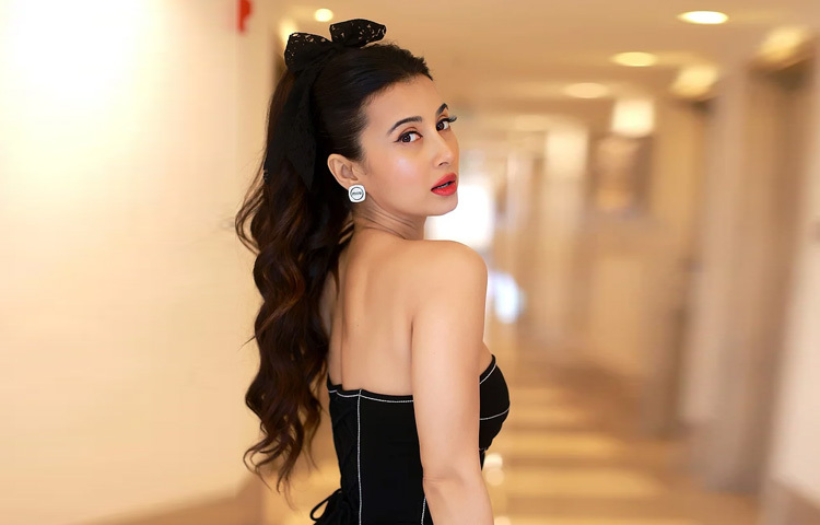 সিলভার পয়েন্টেড স্টিলেটো হিল, কানজুড়ে ঝলমল করা মিউ মিউ ব্র্যান্ডের স্টেটমেন্ট স্টাড, আর রেট্রো-রোমান্টিক টাচ দেওয়া একটি কালো লেস বো-সব মিলিয়ে যেন পরিপূর্ণ এক ‘ফ্যাশন ফ্যান্টাসি’।