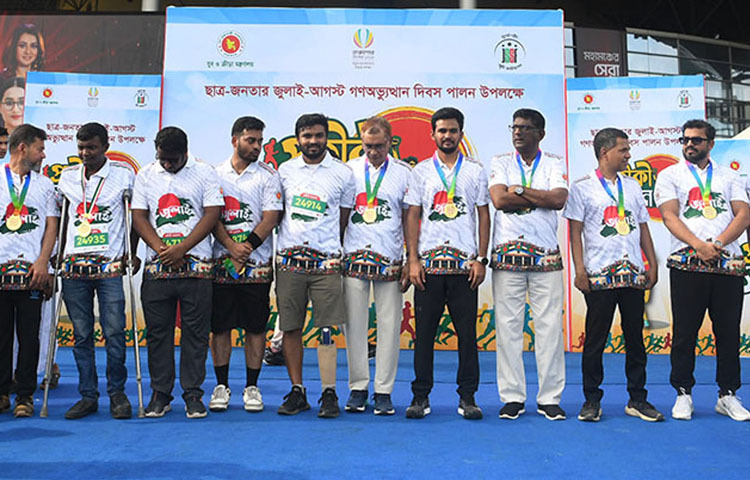 যুব ও ক্রীড়া উপদেষ্টা আসিফ মাহমুদ সজীব ভূঁইয়া আজ ঢাকায় জুলাই পুনর্জাগরণ অনুষ্ঠানমালার অংশ হিসেবে বাংলাদেশ-চীন মৈত্রী সম্মেলন কেন্দ্র প্রাঙ্গণে প্রতীকী ম্যারাথনে বিজয়ীদের সাথে ফটোসেশনে অংশ নেন। ছবি: পিআইডি