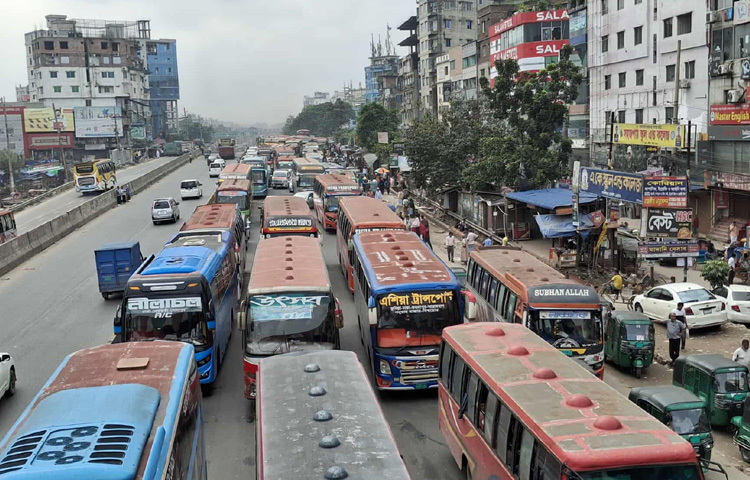 যাত্রাবাড়ী এলাকার ঢাকা-চট্টগ্রাম মহাসড়কের বেশিরভাগই জামায়াতের জাতীয় সমাবেশে অংশগ্রহণকারী নেতাকর্মীদের বহনকারী বাস।