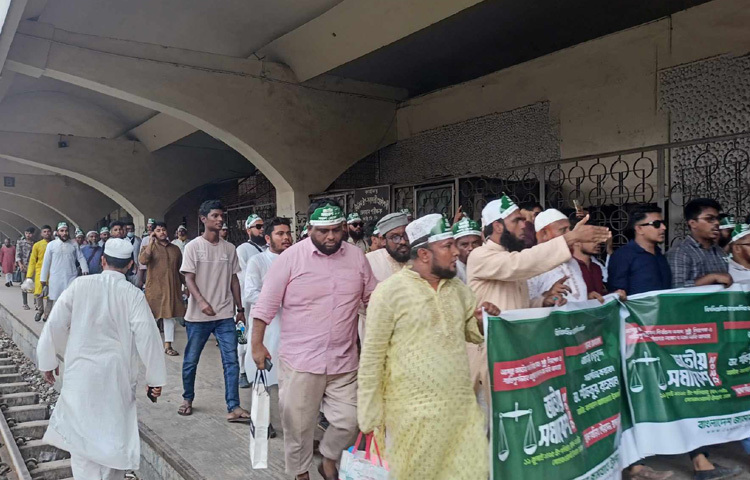 ফলে সকাল থেকেই বিভিন্ন রেলস্টেশন, বিশেষ করে আন্তঃনগর ও মেইল ট্রেনগুলোর প্ল্যাটফর্মে দেখা গেছে উপচে পড়া ভিড়।