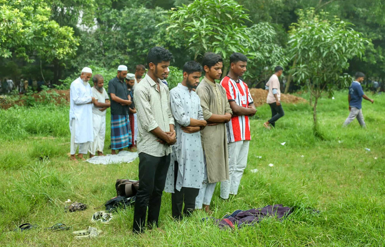 কাতারবন্দি হয়ে সম্মিলিতভাবে আদায় করেন জোহরের নামাজ। হঠাৎ করেই যেন সমাবেশস্থল রূপ নেয় একটি বৃহৎ খোলা মসজিদে।