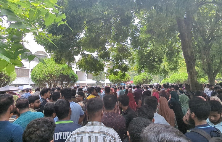 সাজিদের মৃত্যুর তদন্ত দ্রুততম সময়ে সম্পন্ন করে পূর্ণাঙ্গ রিপোর্ট প্রকাশ করা, পুরো ক্যাম্পাস সিসিটিভি ক্যামেরার আওতায় আনা, আবাসিক হলে শিক্ষার্থীদের এন্ট্রি ও এক্সিট শতভাগ মনিটরিংয়ের আওতায় নিয়ে আসা, ক্যাম্পাসের চারপাশে পূর্ণাঙ্গ নিরাপত্তাবেষ্টিত বাউন্ডারি ওয়াল নির্মাণ করা, ক্যাম্পাসে পর্যাপ্ত স্ট্রিট লাইট স্থাপন ও সক্রিয় রাখা ও বহিরাগত প্রবেশ নিয়ন্ত্রণসহ বিভিন্ন দাবি তুলে ধরেন শিক্ষার্থীরা। দাবি বাস্তবায়ন না হলে কঠোর কর্মসূচির হুঁশিয়ারি দিয়েছেন তারা।