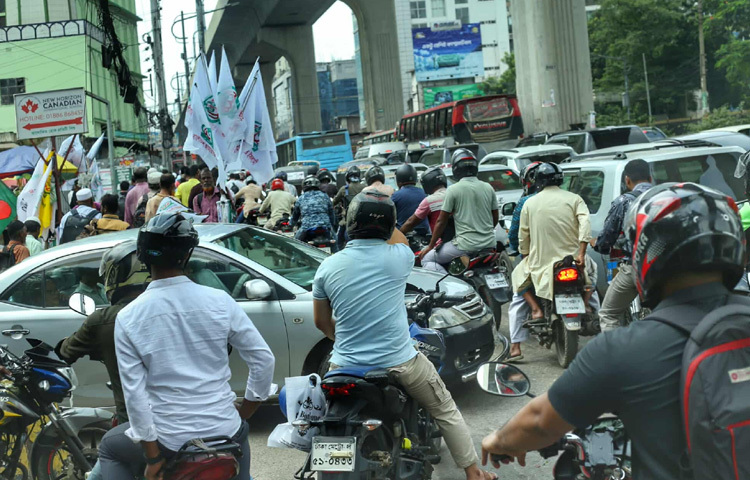 সবমিলিয়ে রাজধানীর আজকের দিনটি কাটে এক ধরনের অচলাবস্থার মধ্য দিয়ে। রাজনৈতিক কর্মসূচিকে ঘিরে নাগরিক দুর্ভোগ নতুন কিছু নয়, কিন্তু সময় এসেছে এমন উদ্যোগ নেওয়ার যাতে গণতান্ত্রিক অধিকার পালন যেমন নিশ্চিত হয়, তেমনি নাগরিক জীবনও স্বস্তিতে থাকে।
