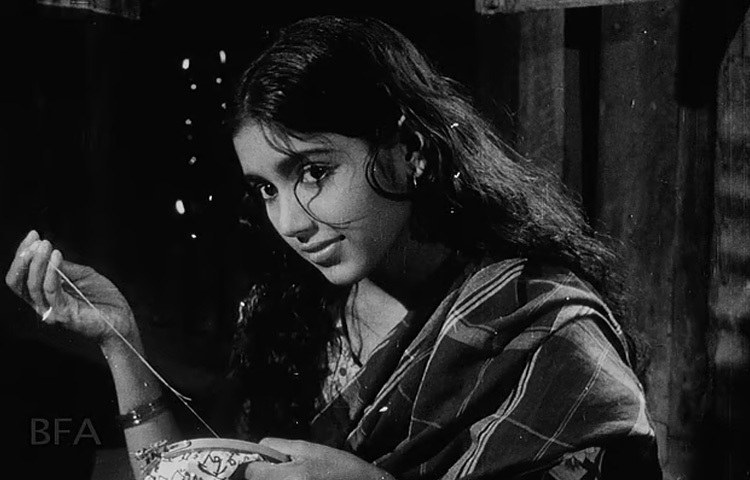 এক বছর পরেই, মাত্র ১৪ বছর বয়সে দাঁড়ান ক্যামেরার সামনে ছবির নাম ‘সুতরাং’। ১৯৬৪ সালের সেই ছবি দিয়েই শুরু হয় বাংলা চলচ্চিত্রে এক কিংবদন্তির যাত্রা।