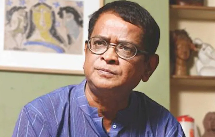 ১৯৪৮ সালের ১৩ নভেম্বর নেত্রকোনার কেন্দুয়া উপজেলায় জন্মেছিলেন হুমায়ূন। বাবা ফয়জুর রহমান ছিলেন পুলিশ কর্মকর্তা এবং মুক্তিযুদ্ধের সময় শহীদ হন। মা আয়েশা ফয়েজ ছিলেন সংসার সামলানো এক অসাধারণ নারী, যিনি অনেকটা নীরবে ছায়ার মতো পাশে ছিলেন হুমায়ূনের।