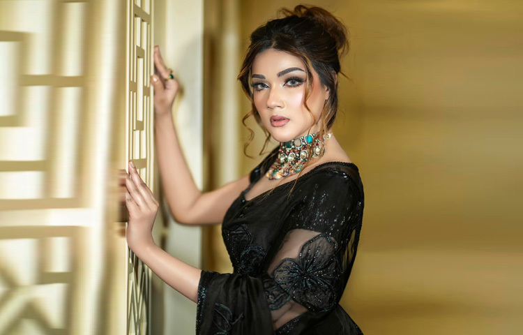 দুটি ভিন্নধর্মী লুকেই যেন একযোগে উঠে এসেছে মাহির আত্মবিশ্বাস, রুচি ও ফ্যাশন-সচেতনতা। ট্রেন্ডের সঙ্গে তাল মিলিয়ে নিজেকে উপস্থাপন করতে তিনি কতটা পারদর্শী, তা আবারও প্রমাণ করলেন এই সাবেক ঢালিউড কুইন।