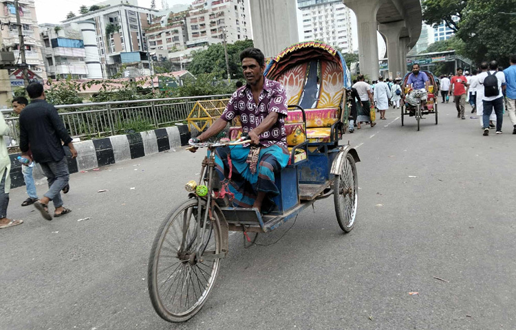 রাজধানীর সোহরাওয়ার্দী উদ্যানে বাংলাদেশ জামায়াতে ইসলামীর ডাকা জাতীয় সমাবেশ ঘিরে রাজধানীর সড়কে দেখা দিয়েছে গণপরিবহন সংকট। ফলে দূর-দূরান্ত থেকে আগত নেতাকর্মী ও কর্মমুখী মানুষের চলাচলে দাপট বেড়েছে ব্যটারিচালিত অটোরিকশার। ছবি: অভিজিৎ রায়