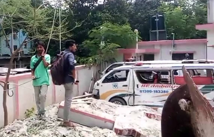 সরেজমিনে দেখা যায়, ওই এলাকার হাজি মোজাফফর হোসেনের ছয়তলা ভবন, আবদুল্লাহ আল মামুন, রাজু মিয়া, মৃত ডাক্তার মতিয়ার রহমান ও ছালেক মিয়ারসহ বেশ কয়েকটি বাড়ির ব্যাপক ক্ষয়ক্ষতি হয়েছে।