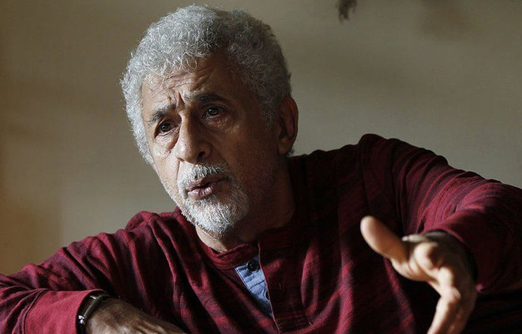 অভিনয়ের প্রতি তার অনুরাগ ছোটবেলা থেকে, সেই অনুরাগই তাকে গড়ে তুলেছে আজকের কিংবদন্তিতে।