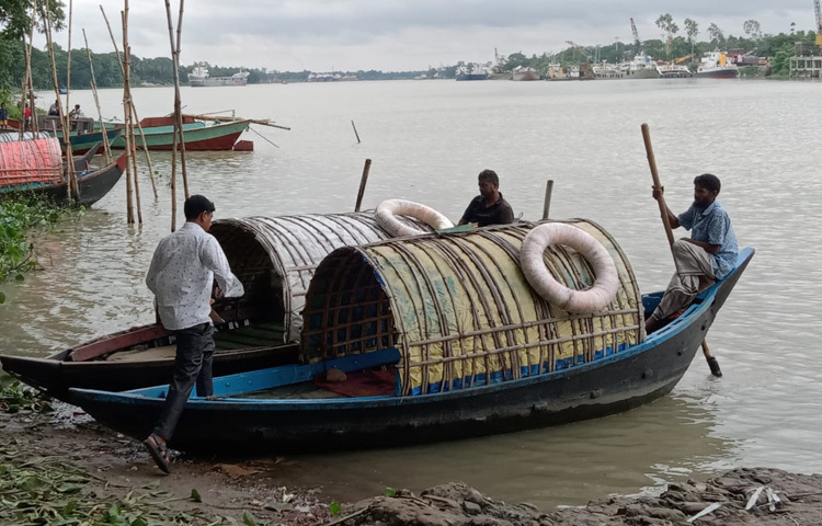 শীতলক্ষ্যার তীর ঘেঁষা রূপগঞ্জের কিছু ঘাটে আজও দেখা মেলে কাঠের নৌকা। কয়েকজন বয়স্ক মাঝি এখনও দাঁড় হাতে টিকে আছেন। নদীই যেন তাদের জীবনের শেষ ভরসা।