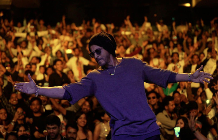 নব্বই দশকের শুরুতে ‘দেয়ারি লাভার’ ইমেজ নিয়ে যখন তিনি পর্দায় পা রাখেন অনেকেই ভেবেছিলেন এই রোমান্টিক তরুণ বেশিদিন টিকবেন না। কিন্তু রাজ হয়ে আসা সেই তরুণ খুব দ্রুত হয়ে উঠলেন প্রতিটি প্রেমিক মন ও মেয়ের স্বপ্নের পুরুষ।