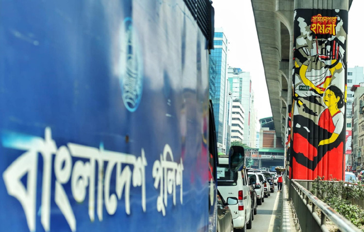 ২০১৩ সাল থেকে শুরু করে ২০২৪ এই সময়টায় দেশের রাজনৈতিক প্রেক্ষাপট ছিল চড়াই-উতরাইয়ে ভরা। আর সেই সময়টায় ঢাকা শহরের অন্যতম আলোচিত প্রকল্প হিসেবে গড়ে উঠেছে মেট্রোরেল। অথচ সেই উন্নয়নের প্রতীকই যেন হয়ে উঠেছে জনঅসন্তোষের ক্যানভাস।