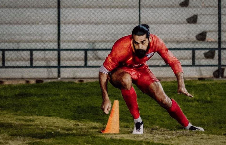 ছোটবেলা থেকেই খেলাধুলার প্রতি আগ্রহ ছিল, কিন্তু ফুটবলের প্রতি তার আলাদা একটা টান ছিল শুরু থেকেই। সেই টানই তাকে নিয়ে যায় সেন্ট স্টিফেন্স ফুটবল একাডেমিতে, যেখানে তার প্রতিভা প্রথমবারের মতো চোখে পড়ে প্রশিক্ষকদের।