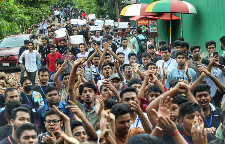 তবে সূত্র বলছে, ওই পাঁচজন শিক্ষার্থীর সঙ্গে দীর্ঘ আলোচনা হয়েছে। শিক্ষার্থীরা তাদের ক্ষোভ, হতাশা ও প্রশ্নমালার সামনে দাঁড় করায় অধ্যাপককে। বিষয়টি যেন একতরফা পরিদর্শনের বদলে রূপ নেয় বিবেকের কাঠগড়ায় দাঁড়ানোয়।