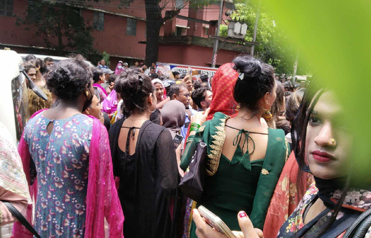 বেলা পৌনে ১২টার দিকে কুড়িল বিশ্বরোড ও খিলক্ষেত এলাকা থেকে তৃতীয় লিঙ্গের সদস্যরা জাতীয় বার্ন ও প্লাস্টিক সার্জারি ইনস্টিটিউটের সামনে এসে উপস্থিত হন। তারা আহতদের জন্য রক্তদান করতে প্রস্তুত ছিলেন এবং নিজেদের জীবনের ঝুঁকি নিয়ে এগিয়ে আসেন। এটি ছিল একটি অসাধারণ মানবিক উদ্যোগ, যা সমাজের ভিন্ন শ্রেণী বা দল থেকে এসে একটি একীভূত মানবিক ছবি সৃষ্টি করেছে।