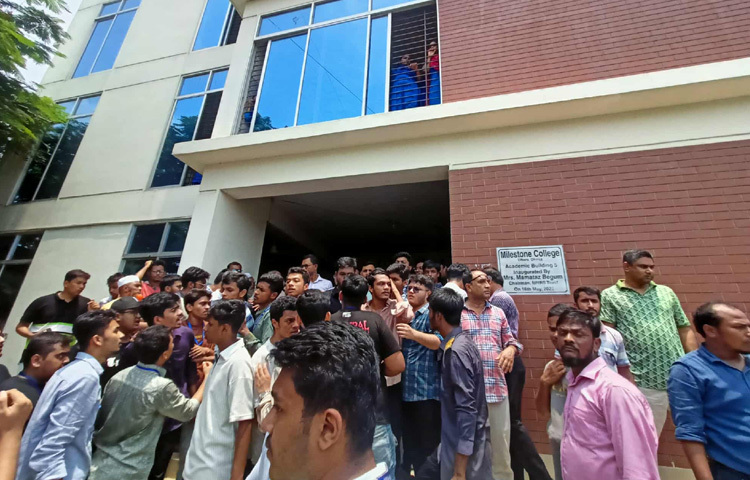 এ সময় কলেজের শিক্ষকদের সহায়তায় আবারও ৫ নম্বর ভবনে প্রবেশ করেন তারা।