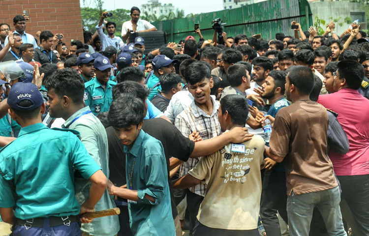 একটি দুর্ঘটনা শুধু একজন শিক্ষার্থীর প্রাণহানিই ঘটায়নি, উন্মোচিত করেছে গোটা ব্যবস্থার দুর্বলতা। শিক্ষার্থীরা এখন জবাব চাইছে আসলে কে দায়িত্ব নেবে এই নৈরাজ্যের?