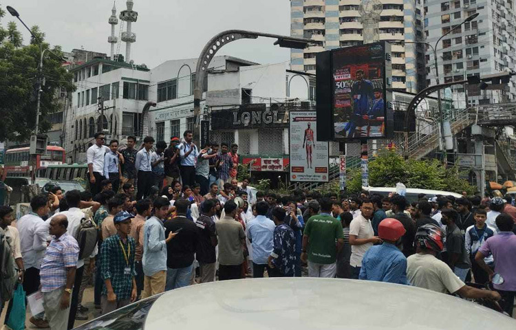 এতে ব্যস্ত ওই সড়কে যানচলাচল সীমিত হয়ে পড়ে।