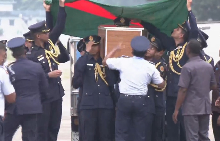 ২২ জুলাই দুপুরে রাজধানীর কুর্মিটোলায় নিহত পাইলটের ফিউনারেল প্যারেড অনুষ্ঠিত হয়।