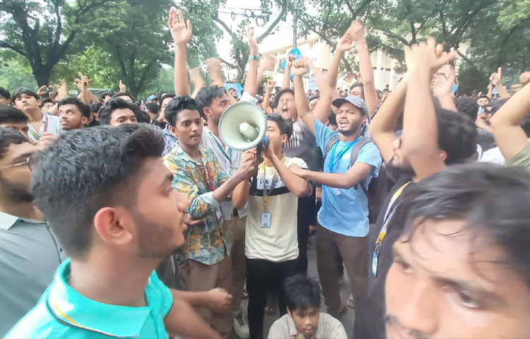 শিক্ষার্থীরা সচিবালয়ের প্রধান এক নম্বর গেটের সামনে অবস্থান নিয়েছেন।