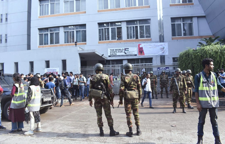 বিশেষ করে ইনস্টিটিউট ভবনের লাগোয়া মাইলস্টোন স্কুল অ্যান্ড কলেজের ফটকে নিরাপত্তা চাদরে ঢেকে দেওয়া হয়েছে প্রবেশপথ। সেখানেই পুলিশের সঙ্গে টহল দিচ্ছে সেনাবাহিনীর সদস্যরা।