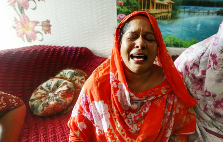 সেদিনও ঠিক প্রতিদিনের মতোই ছিল সকালটা। মা পারুল আক্তার মেয়েকে হাতে ধরে স্কুলে পৌঁছে দিয়ে এসেছিলেন গেট পর্যন্ত। ছোট্ট নুসরাত তখন তার প্রিয় টিফিন বক্সটা আঁকড়ে ধরে ক্লাসে ঢুকছিল। মা ফিরছিলেন ধীরে ধীরে, পেছন ফিরে মেয়েকে শেষবারের মতো দেখছিলেন। কে জানত, এটাই ছিল শেষ দেখা!