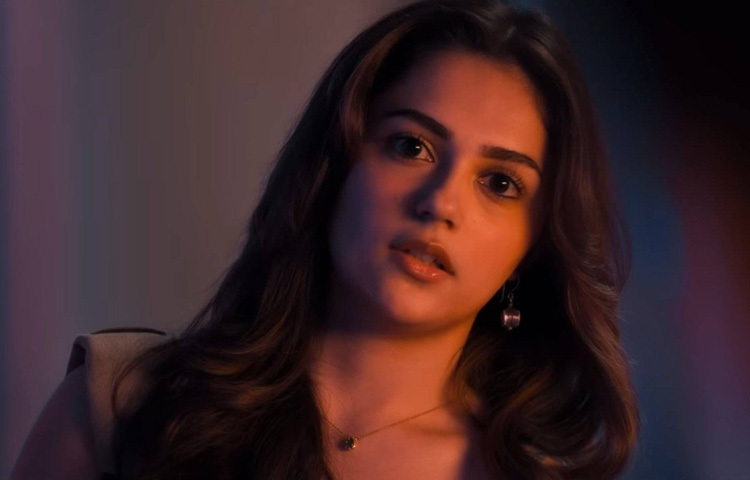 ২০২২ সালে কাজল অভিনীত ‘সালাম ভেঙ্কি’ ছবির মাধ্যমে সিনেমায় পা রাখেন অনীত, যদিও সেখানে তিনি ছিলেন একজন অতিরিক্ত চরিত্রে।