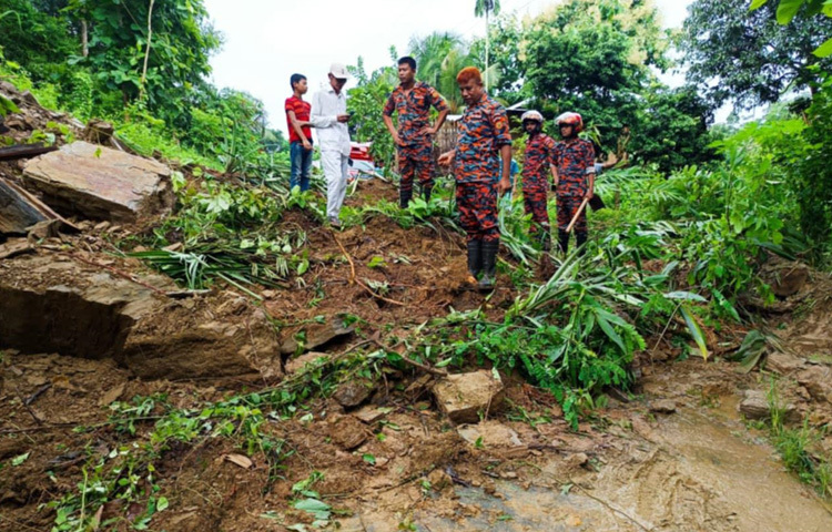 সাজেক ইউনিয়ন পরিষদের চেয়ারম্যান অতুলাল চাকমা জানান, ধসে পড়া এলাকায় শুধু মাটি নয়, বিশাল আকৃতির পাথর ও উপড়ে যাওয়া গাছও সড়ক আটকে রেখেছে।