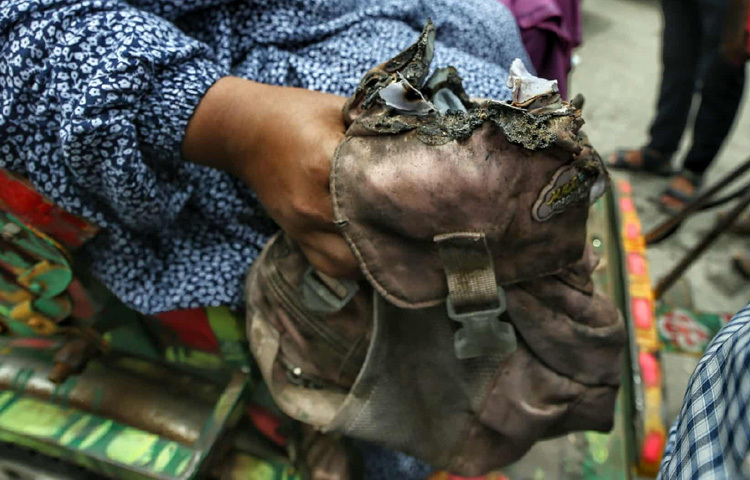 স্কুল মানেই তো নিরাপত্তার আশ্রয়। সকালে হাসিমুখে বিদায় নেওয়া সন্তান বিকেলে লাশ হয়ে ফিরবে এটা কি কোনো মায়ের কল্পনাতেও ছিল? আগুন কেবল পোড়ায়নি স্কুলবাস বা ভবনের কাঠামো; পুড়িয়েছে অভিভাবকদের আস্থা, রাষ্ট্রের গাফিলতির মুখোশ। প্রশ্ন জাগে কেন এতো মৃত্যু, কেন প্রতিবারই আমরা শুধু প্রার্থনা আর প্রতিবাদের মধ্যে সীমাবদ্ধ থাকি?