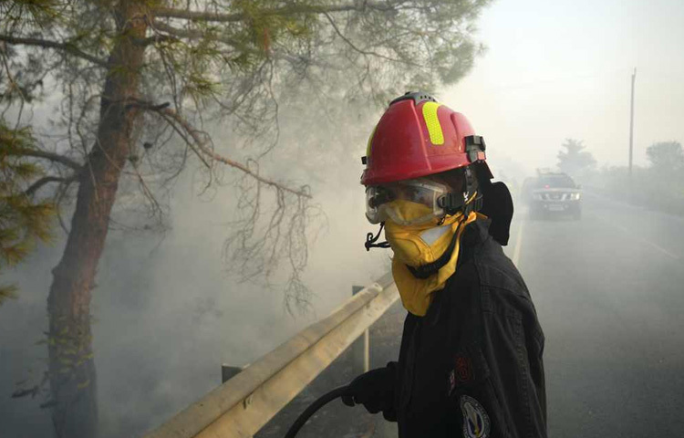 পূর্ব ভূমধ্যসাগরীয় দ্বীপরাষ্ট্র ট্রুডোস পর্বতমালার দক্ষিণ দিকে ভয়াবহ দাবানলের সময় সাইপ্রাসের সৌনি গ্রামে একজন দমকলকর্মী তার সহকর্মীদের সাথে আগুন নেভানোর চেষ্টা করছেন।