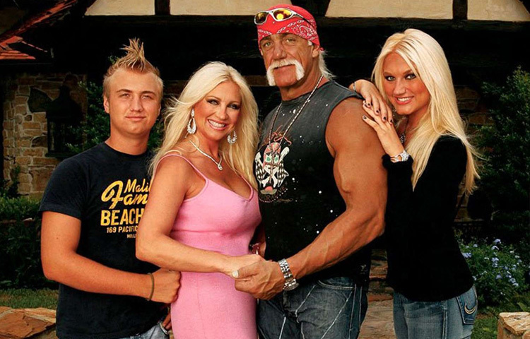 ২০০৫-২০০৭ সাল পর্যন্ত ‘হোগান নোজ বেস্ট’ নামে একটি রিয়্যালিটি শোয়ে দেখা গিয়েছিল তাকে ও তার পরিবারকে।