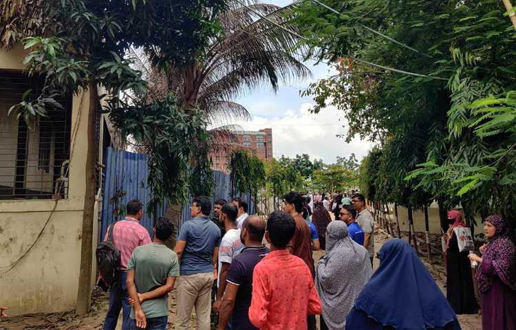 শুধু যে ক্ষতিগ্রস্ত ভবনের সামনে জটলা করছেন তা নয়, অনেকে খুঁজছেন পাইলট তৌকির কোথায় পড়েছিলেন; সেই জায়গাও।