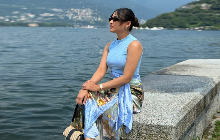 ভক্তদের প্রতিক্রিয়াও কম নয়। কেউ লিখেছেন, ‘স্বপ্নের জুটি!’ আবার কেউ মজার ছলে মন্তব্য করেছেন, ‘আপনাদের হানিমুন এখনো শেষ হলো না বুঝি?’