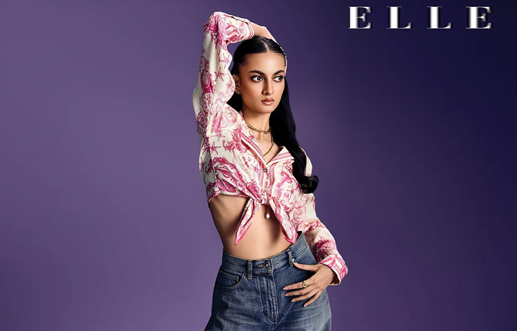 ভারতের এল ম্যাগাজিনের সাম্প্রতিক সংখ্যার প্রচ্ছদে সবার নজর কেড়েছেন সারা সেনগুপ্ত। অভিনেতা যীশু সেনগুপ্তর কন্যা হয়েও তিনি এখন শুধু স্টার কিডের খাঁচায় আটকে নেই, বরং ধীরে ধীরে গড়ে তুলছেন নিজের আলাদা পরিচিতি। তার সাম্প্রতিক ফটোশুটের ঝলকেই ধরা পড়েছে সেই আত্মবিশ্বাস ও স্টাইল স্টেটমেন্ট।