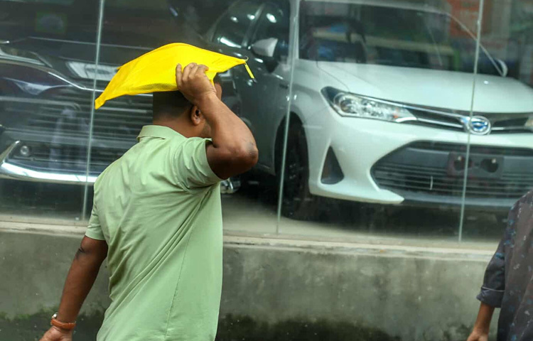 ঢাকার রামপুরা, মালিবাগ ও পল্টনের রাস্তায় শ্রমজীবী মানুষরা সকাল থেকেই বৃষ্টির ঝামেলা সামলাতে গিয়ে বিক্ষিপ্ত ও ব্যস্ত দেখা যায়।