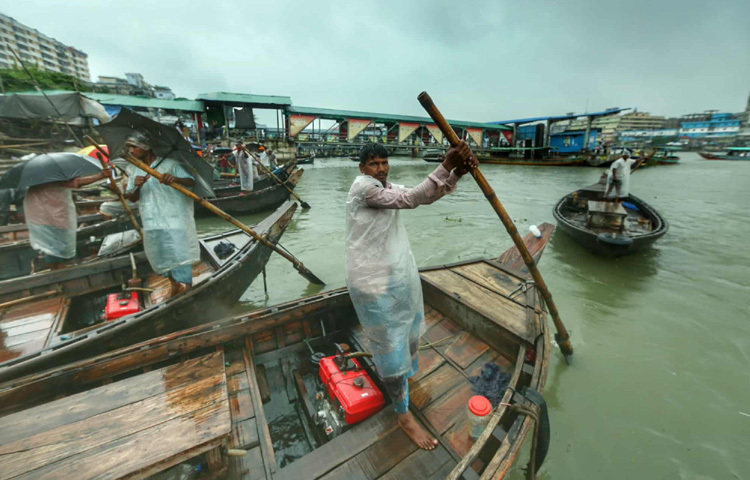 শতাব্দীর পর শতাব্দী ধরে ঢাকার জীবন, সংস্কৃতি, ব্যবসা-বাণিজ্য সবকিছুর কেন্দ্র ছিল এই বুড়িগঙ্গা নদী। এক সময় তার জল ছিল টলটলে, নিখাদ। কিন্তু নগরায়ন, শিল্পবর্জ্য আর নাগরিক অবহেলায় সে রূপ ধীরে ধীরে হারিয়ে যায়।