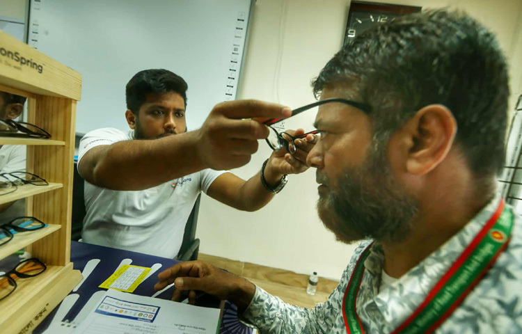 সকাল থেকে তেজগাঁওয়ের বিআরটিসি প্রশিক্ষণ ইনস্টিটিউটে শুরু হয়েছে তিন দিনব্যাপী এই সেবা কার্যক্রম, যা চলবে আগামী বৃহস্পতিবার পর্যন্ত।