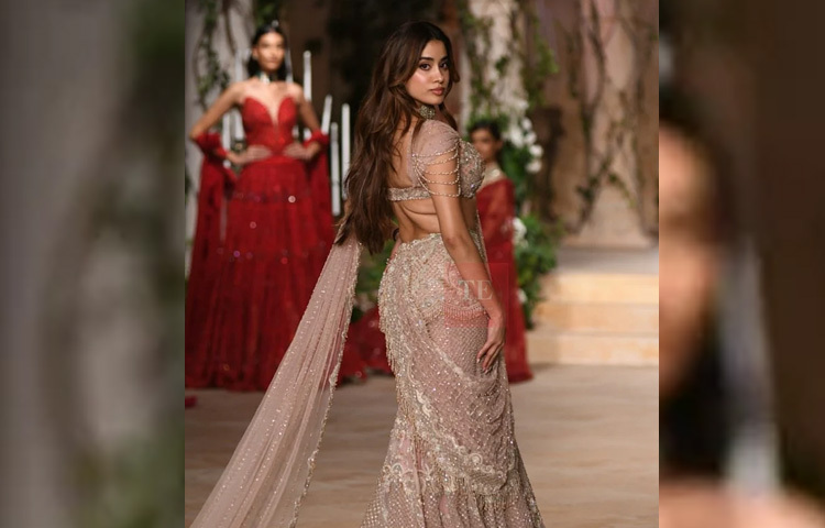 এই রাতে র‍্যাম্পে যতগুলো ফ্ল্যাশবাল্ব জ্বলে উঠেছে, প্রতিটি যেন আলো ফেলেছে শুধু জাহ্নবীর দিকেই। তার উপস্থিতি ছাপিয়ে গেছে পোশাক, গয়না কিংবা সাজের গণ্ডিও-আজকের এই র‍্যাম্প, নিঃসন্দেহে শুধুই তার হয়ে উঠেছে।