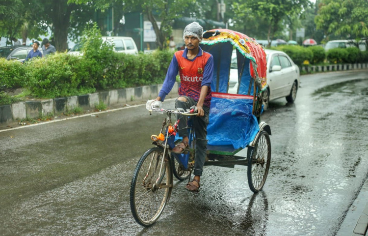 বৃষ্টিতেও থেমে নেই তাদের কাজ।