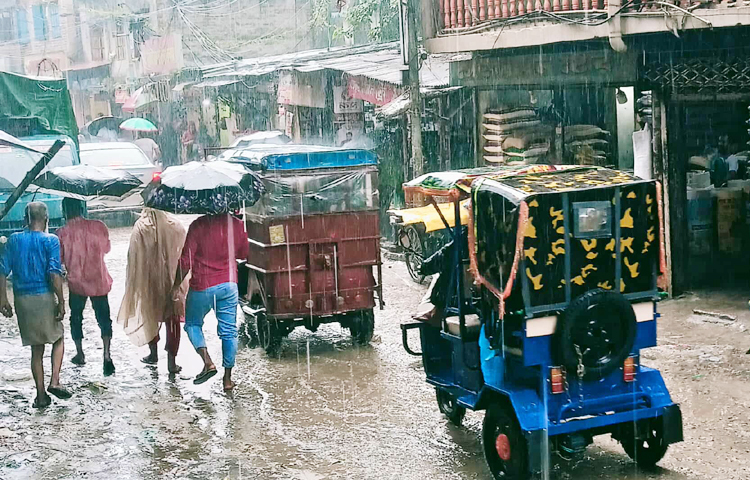 আবহাওয়া অফিস জানিয়েছে, সক্রিয় মৌসুমি বায়ুর প্রভাবে দেশজুড়েই বৃষ্টি ঝরছে। আজ বিকেলে বৃষ্টি কমতে পারে। এ ছাড়া আজকের তুলনায় আগামীকাল বৃষ্টি কিছুটা কম হতে পারে। এরপর আবার বাড়তে পারে।