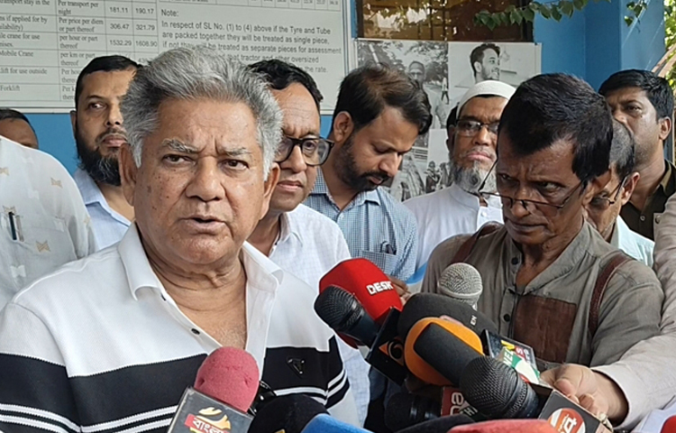 চাঁপাইনবাবগঞ্জের সোনামসজিদ স্থলবন্দরকে আন্তঃদেশীয় যোগাযোগের ক্ষেত্রে গুরুত্বপূর্ণ উল্লেখ করে পরিধি বাড়াতে উদ্যোগ নেওয়ার কথা জানিয়েছেন নৌ-পরিবহন মন্ত্রণালয়ের উপদেষ্টা অবসরপ্রাপ্ত ব্রিগেডিয়ার জেনারেল এম সাখাওয়াত হোসেন। ছবি: জাগো নিউজ