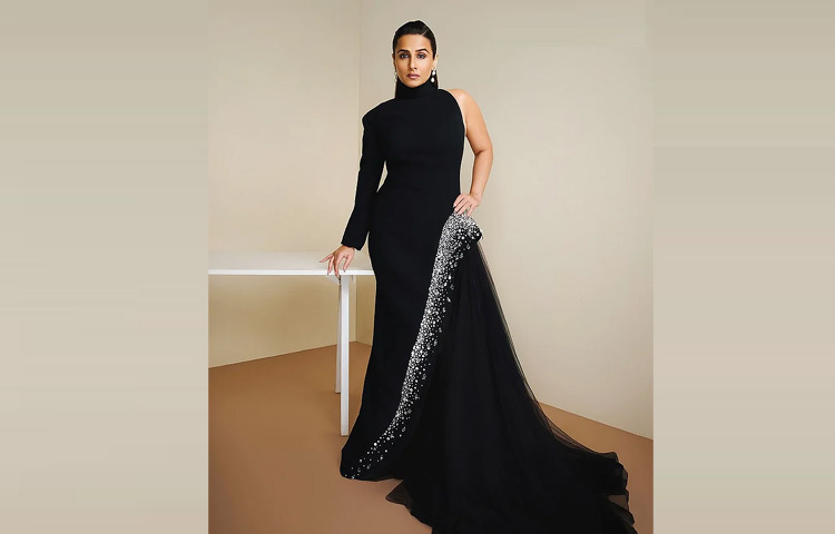 চোখে কাজল, ঠোঁটে ন্যুড পিঙ্ক লিপস্টিক, কানে মুক্তার দুল-সবকিছু মিলিয়ে বিদ্যার এই রূপ যেন ফিরে তাকায় ক্লাসিক হলিউড গ্ল্যামারের দিকে।