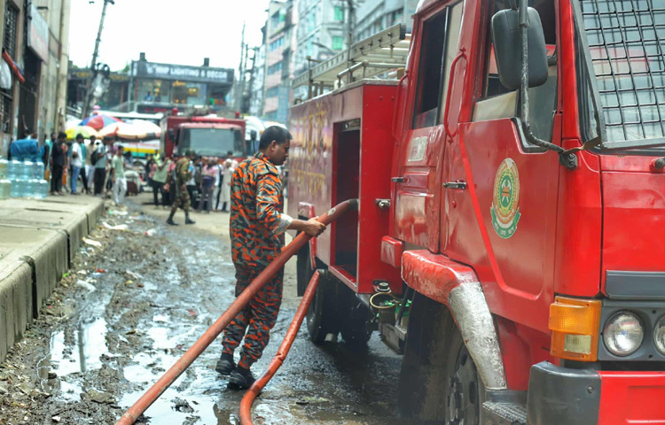 প্রাথমিকভাবে আগুন লাগার কারণ ও ক্ষয়ক্ষতির পরিমাণ জানাতে পারেননি ফায়ার সার্ভিসের এই কর্মকর্তা।